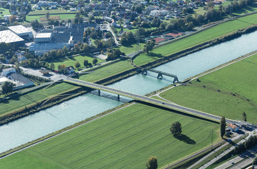 Luftbild der Rheinbrücke zwischen Mäder (A) und Kriessern (CH) : Rechts vorne das Zollamt Kriessern, links das Zollamt Mäder. Dahinter sieht man den Rest der Dienstbahnbrücke Mäder-Kriessern.