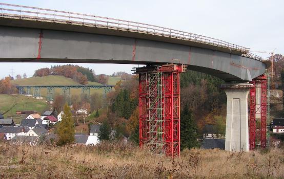 Blick durch die in Bau befindliche Brücke der Ortsumgehung Markersbach (B101) auf das Markersbacher Viadukt