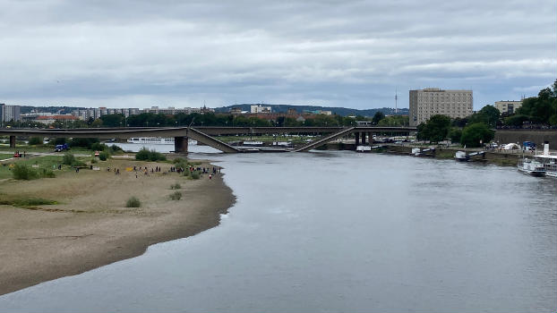 Die Carolabrücke in Dresden nach dem Einsturz des Hauptfeldes des Brückenzuges C