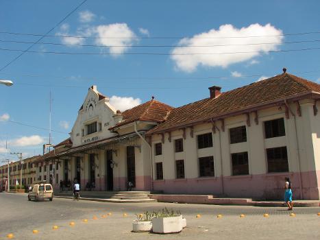 Santa Clara Station : A view of the front exterior of Marta Abreu Train station of Santa Clara city in Cuba, and the Ferrocarriles de Cuba (FFCC) central office building, in the back