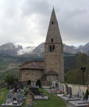 La Mère Église de Saint-Disdier en Dévoluy et son cimetière.