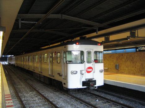 Train type 1000 of Barcelona's metro at Can Boixeres station