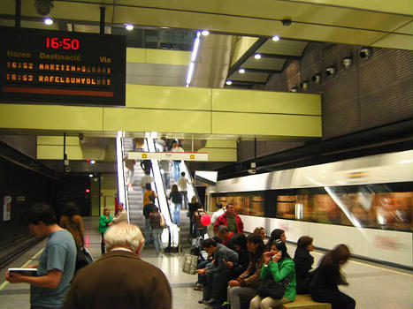 Colón Metro Station