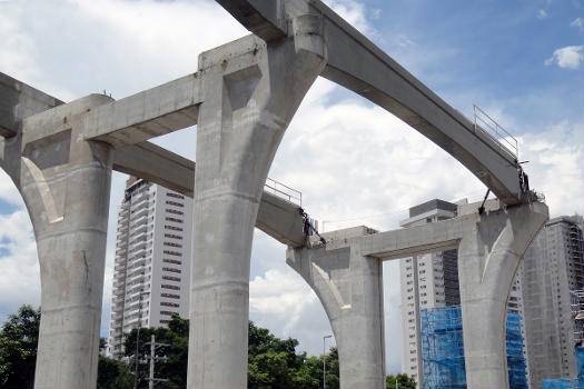 Monoral Line 17, São Paulo : Construction of Linha 17-Ouro Monorail (Monotrilho) parallel to Jornalista Roberto Marinho Avenue, as part of the Metro São Paulo subway network, São Paulo, Brazil.