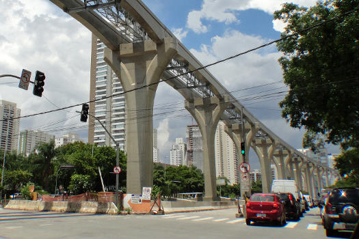 Monoral Line 17, São Paulo : Construction works of Linha 17-Ouro Monorail (Monotrilho) parallel to Jornalista Roberto Marinho Avenue, as part of the expansion of São Paulo Metrô subway network, São Paulo, Brazil