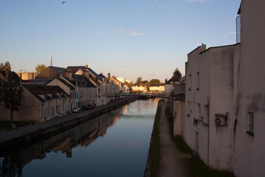 Passerelle de l'Horloge sur le canal de Briare à Montargis / Loiret - France