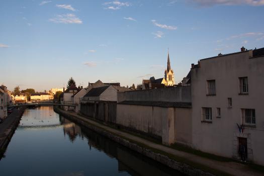 Passerelle de l'Horloge sur le canal de Briare à Montargis / Loiret - France