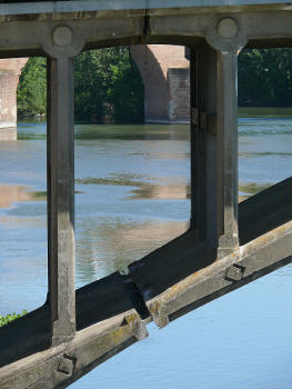 Montauban - Pont Neuf - Une articulation d'arc par section rétrécie de béton