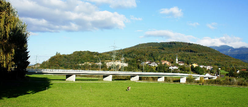 Blick aus Südwesten auf die Brücke über den Rhein bei Montlingen (CH). Im Hintergrund der Kummenberg und davor das Dorf Koblach (A).