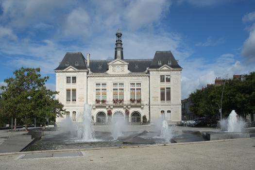 Rathaus (Hôtel de Ville) in Montluçon im Département Allier (Region Auvergne-Rhône-Alpes/Frankreich)