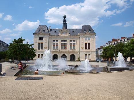 Mairie de Montluçon (Allier, France) ; avec les eaux en fonctionnement ... et des baigneurs qui luttent contre la canicule.