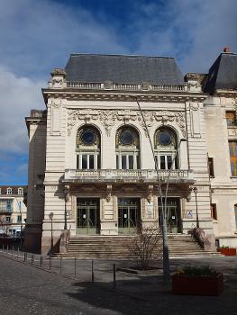 Théâtre de Montluçon (Allier, France)  : La bâtisse est adossée à l'hôtel de ville.