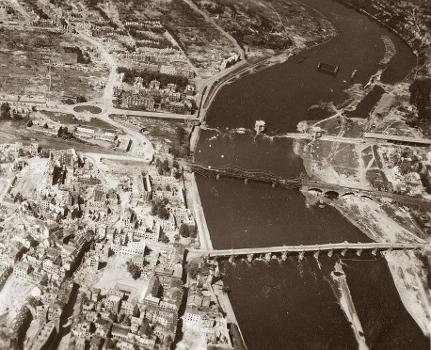 Zerstörte Moselbrücke in Koblenz nach dem 2. Weltkrieg