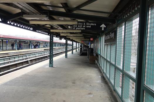 Uptown platform of the Mosholu Parkway IRT station, above Jerome Avenue and Mosholu Parkway in Jerome Park / Bedford Park / Norwood, Bronx