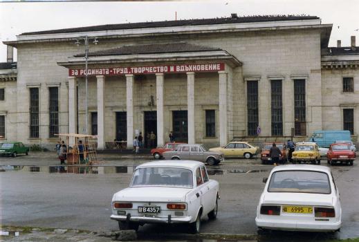 Train station in Shumen, Bulgaria : Some rare slogans (see below) adorn the building which is surrounded by a wonderful array of eastern european autos.
The building is the railways station of Shumen and the slogan on it says "For the Fatherland - labor, creativity and inspiration"