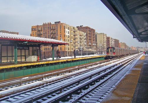 Southbound 4 train arriving at Mt. Eden Avenue station in the Bronx
