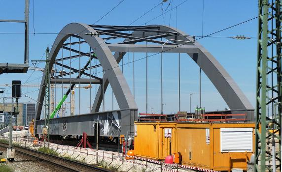 München, Bogenbrücke an der zweiten S-Bahn-Stammstrecke vor dem Einschub in die endgültige Position
