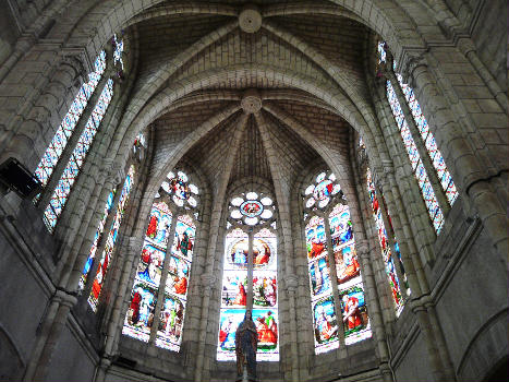 Les vitraux et le plafond du chœur, église Notre-Dame, Nérac, Lot-et-Garonne, France