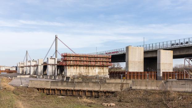 Neubau Rheinbrücke Leverkusen im Baustopp:Fundamente der linksrheinischen Vorlandbrücke