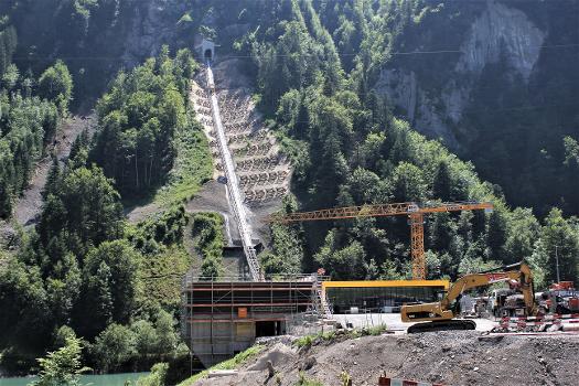 Der untere Streckenabschnitt der neuen Standseilbahn Schwyz-Stoos und die Talstation im Bau