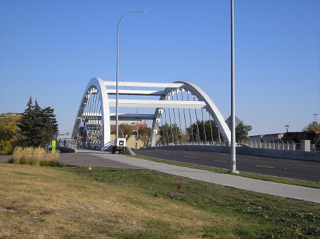 New 9th Avenue (Inglewood) Bridge across the Elbow River, opened in June 2022.