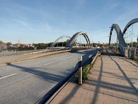 Die Straßenfahrbahn der Niedernfelder Brücke am Veddeler Damm in Richtung Veddel : Die Brücke ist eine Straßen- und Bahnbrücke im Stadtteil Kleiner Grasbrook in Hamburg-Mitte.