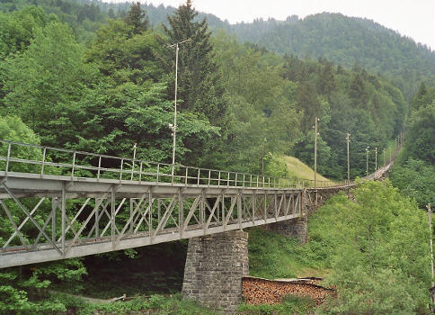 Die Niesenbahn unterhalb der Station Mülenen in der Schweiz