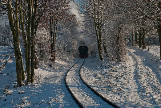 Die Selfkantbahn auf dem Streckenabschnitt zwischen dem Birgdener Sportplatz und Schierwaldenrath, Blickrichung Sportplatz