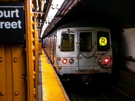 A northbound R46 R train leaving Court Street station
