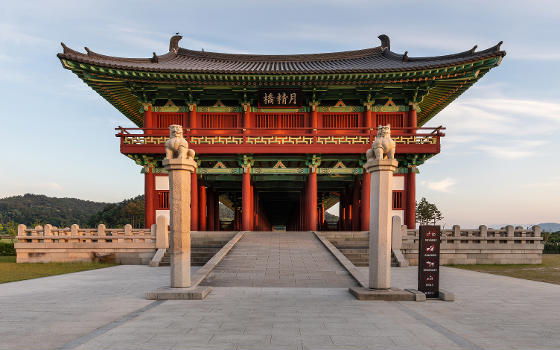 Woljeonggyo Bridge : Northern side of Woljeonggyo Bridge with two stone columns topped with sculptures of four-legged mythological creatures in the foreground