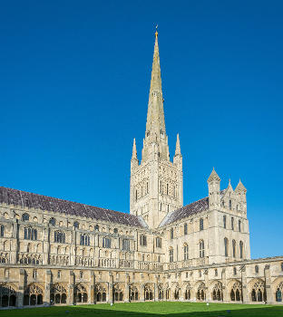 Norwich Cathedral:This is a stunning building, the largest and most complete Norman Cathedral in the UK. It has an enormous 44 acre close, the largest and tallest Norman Tower in England, a 14 bay nave and a stunning vault.
This is the view of the huge tower and spire from the cloister garth.