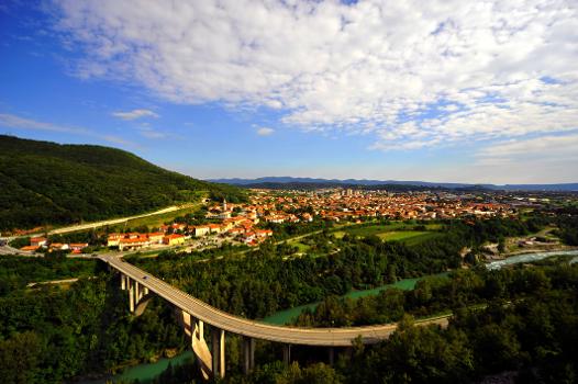 Straßenbrücke über den Isonzo-Fluss bei Nova Gorica, Slowenien
