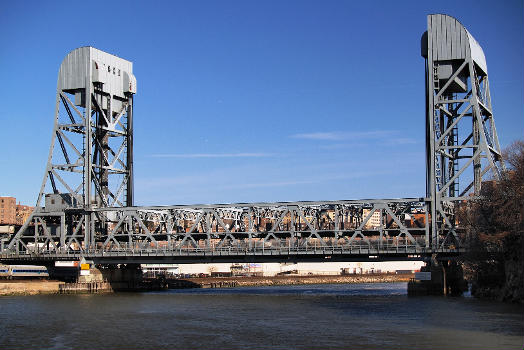 Bradway Brücke, eine Eisenbahnbrücke, die die New Yorker Stadtteile Manhattan und Bronx über den Harlem River verbinden, gesehen von Westen