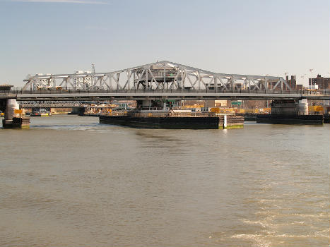 Die Third Avenue Bridge, die die New Yorker Stadtteile Manhattan und Bronx über den Harlem River verbindet, gesehen von Nordwesten