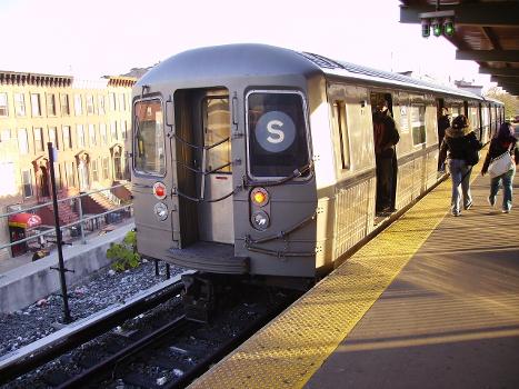 Ein U-Bahnzug der Linie S aus zwei R68-Wagen steht am Bahnhof Franklin Avenue am Franklin Avenue Shuttle zur Abfahrt bereit:Die R68er waren ursprünglich Solotriebwagen, bis sie 1998 zu Vier-Wagen-Verbünden zusammengesetzt wurden. Nur neun Einheiten verblieben einzeln, um solche Zwei-Wagen-Züge für den Franklin Shuttle bilden zu können.
