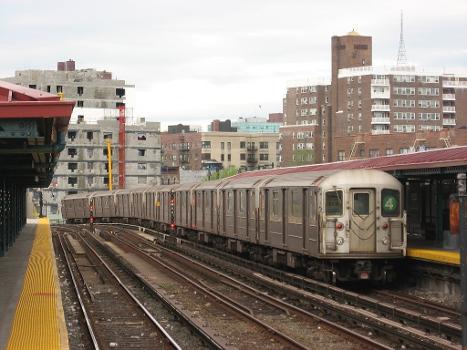 A 4 train leaving the Bedford Park Boulevard station
