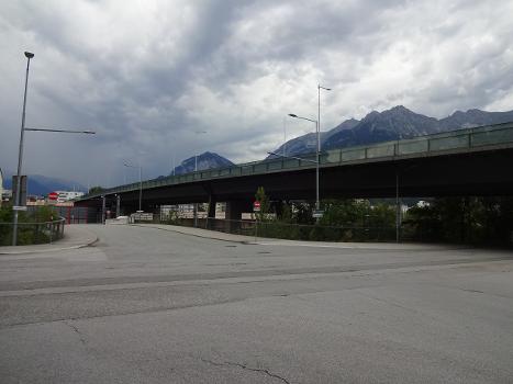 Olympiabrücke, Innsbruck : Blick Richutng Westen, davor die St.-Bartlmä-Brücke