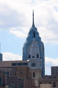 Two of Philadelphia's former highest structures stand side by side : In front is the tower of City Hall and in the back One Liberty Place.