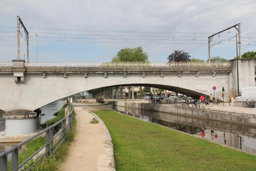 René-Thinat (road) and Vierzon (railway) bridges in Orléans (France)