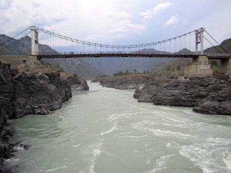 A suspension bridge over the river Katun that connects the Oroktoy village with the Edigan village and the Chemal highway.