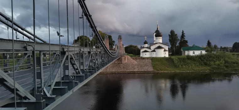 Pont en chaînes d'Ostrov