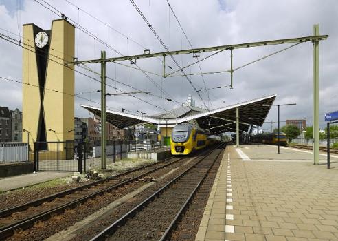 Tilburg Station: Overview of a train on the tracks