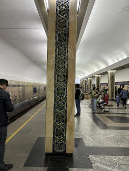 Oybek Metro Station