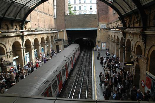 Paddington Underground Station : Circle line and District line platforms, London, looking east.