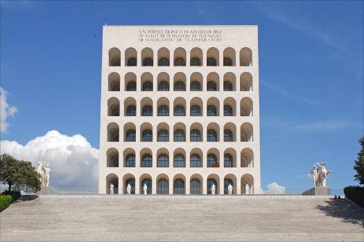 Le palais de la civilisation du travail:Commencé en 1938 par Giovanni Guerrini, Ernesto Bruno La Padula et Mario Romano, ce bâtiment est le plus célèbre de l'EUR. Il comprend 6 étages d'arcatures ornées de sculptures (arts et activités) et domine le Tibre au sommet d'un escalier monumental. Quatre groupes sculptés délimitent le périmètre de l'édifice. Il vient de faire l'objet d'une rénovation pour en faire un centre ouvert au public.
La création du nouveau quartier de Rome, appelé EUR : Esposizione Universale di Roma, a été décidée en 1936 par Benito Mussolini (1883-1945) pour célébrer le 20ème anniversaire de la marche sur Rome par une Exposition Universelle qui devait se tenir en 1942. Quelques bâtiments ont été construits mais les travaux d'aménagement et de construction ont été stoppés par la guerre.
Les architectes chargés du projet étaient : Marcello Piacentini entouré de Giuseppe Pagano, Luigi Piccinato, Ettore Rossi, Luigi Vietti.
Les travaux ont repris en 1951 avec l'ambition de faire de l'EUR un quartier d'affaires associé à une zone urbaine d'habitation reliée par le métro à Rome et par le train à Ostie.