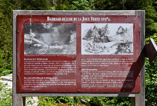 Barrage-écluse de la Joux Verte : Panneau d'information jouxtant les vestiges de l'ancien barrage-écluse de la Joux Verte, datant du XVIIe siècle, situé sur l'Eau Froide, rivière qui sépare les communes de Villeneuve et de Corbeyrier, dans le canton de Vaud, en Suisse.