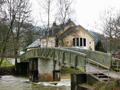 Le pont frontalier pour piétons et cyclistes au lieu-dit Dörnauelsmillen:Commune du Parc Hosingen, section de Rodershausen. Vue en ditrection de l'Allemagne