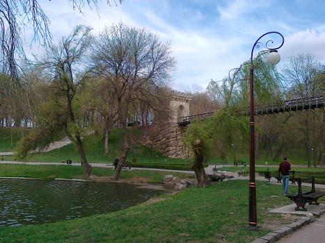 Fußgängerbrücke im Romanescu-Park
