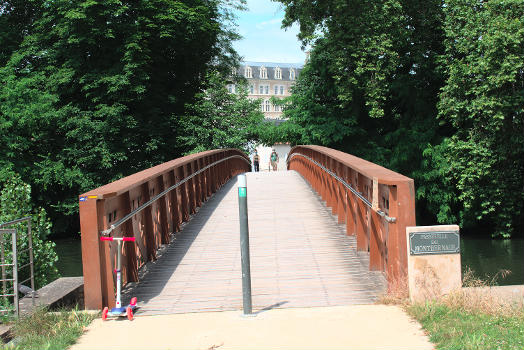 Vue frontale de la passerelle de Montbernage enjambant le Clain sur le chemin du Clain nouveau à Poitiers