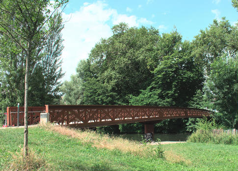 Vue latérale de la passerelle de Montbernage enjambant le Clain sur le chemin du Clain nouveau à Poitiers